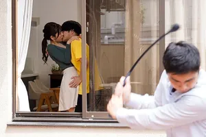 Quản lý say xỉn vào nhà trọ lột đồ ra ngủ như ở nhà khiến cậu nhân viên nứng