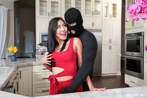 Tôi xoa ngực cô ấy, lắng nghe cô ấy hát, rồi tôi lột đồ cô ấy ra và bắt đầu quan hệ tình dục với cô ấy…