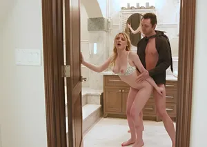 Em để yên thế này để anh đút cặc vào nhé