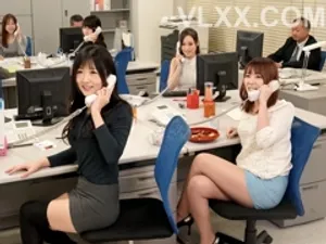 Bạn bè chia sẻ vợ trong bếp, sau đó hai người đàn ông lên người cô ấy