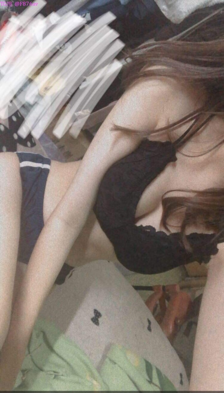 Quan hệ tại Đài Loan "Nam Cam Thần" quan hệ tại khách sạn sinh viên đại học xinh đẹp vừa bước vào biển, hơi ngại ngùng khi buông tay, khuôn mặt hoàn hảo...