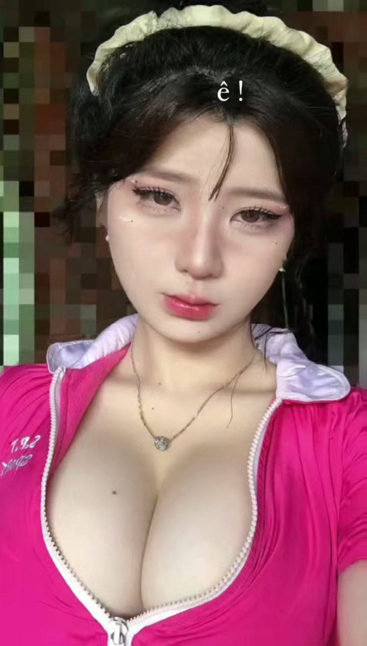 Cô gái dễ thương đang sờ lồn mình trong phòng tắm và rên rỉ, toàn thân ướt át khiến người ta tưởng tượng