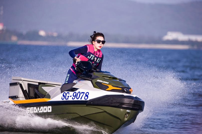 Nữ tiếp viên hàng không đang mang thai của hãng hàng không China Southern Airlines bị xuất tinh vào âm đạo. Đã quan hệ với cô gái gợi cảm đến thăm