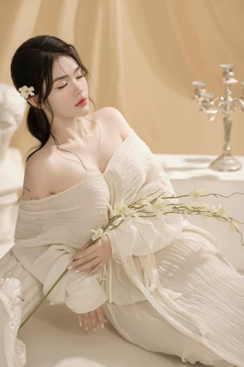 Cuộc sống phóng túng của 4 cô gái, anh trai da ngăm địt miệng, em gái mặc đồ giả và quần lót địt lồn, liếm lồn và để lồn địt, địt nhau và chơi đùa với vú của em